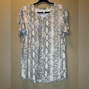 Chic Snake Print V-Neck Shirt Sleeve Top